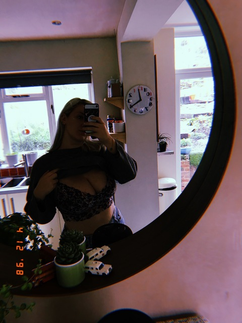 emelia OnlyFans - Free Access to 32 Videos & 49 Photos Onlyfans Free Access