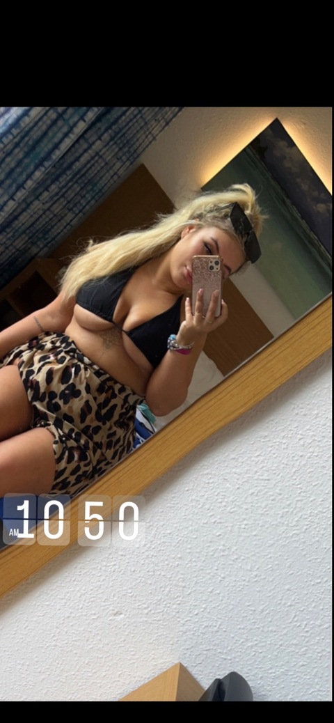 hollsyy OnlyFans - Free Access to 32 Videos & 49 Photos Onlyfans Free Access