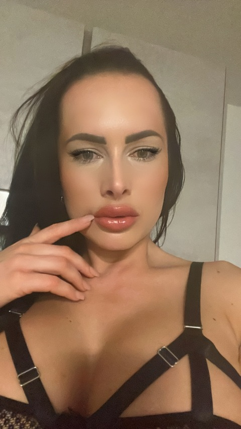 imoszkaa OnlyFans - Free Access to 32 Videos & 49 Photos Onlyfans Free Access