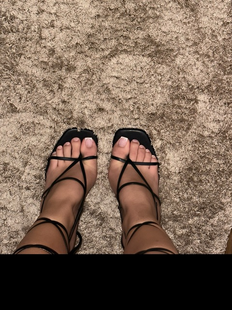 larawillanfeet OnlyFans - Free Access to 32 Videos & 49 Photos Onlyfans Free Access