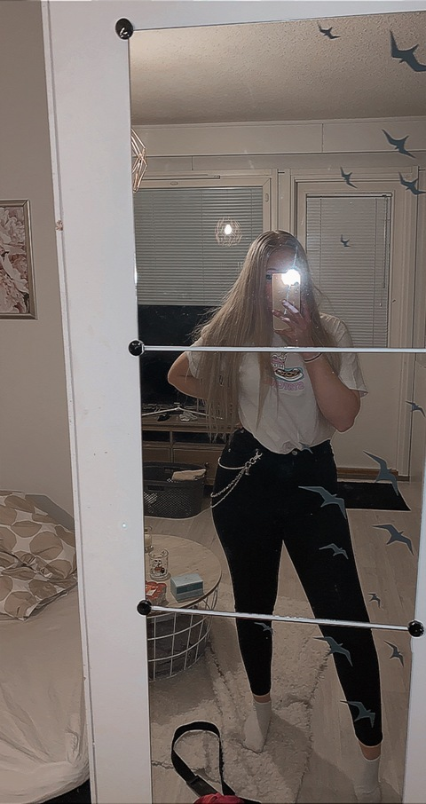 prettyevelinea OnlyFans - Free Access to 32 Videos & 49 Photos Onlyfans Free Access