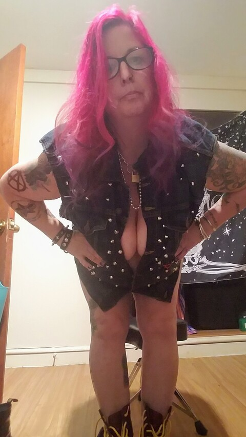 streetpunkamma OnlyFans - Free Access to 77 Videos & 217 Photos Onlyfans Free Access